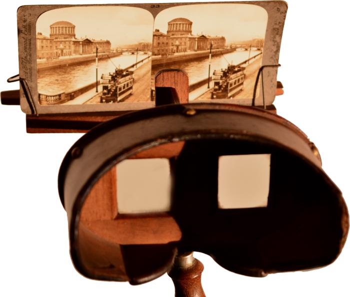 The Holmes Stereoscopic Viewer and stereo-card No. 33 (Image: Frank Prendergast).